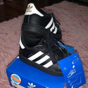 NWT Kids Adidas Superstar size 4